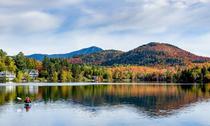 Best Lakes to Visit in Fall 2026