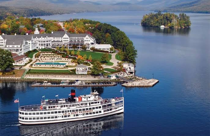 Best Lakes to Visit in Fall 2026